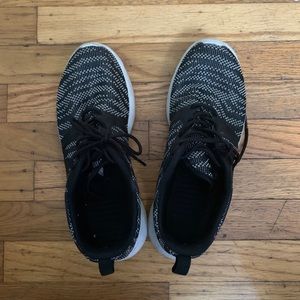 Nike Rosche black and white size 7